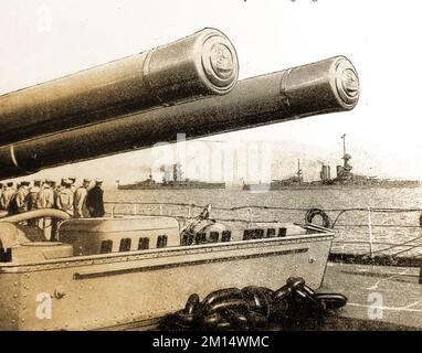 Une photographie très ancienne des navires de guerre britanniques HMS Iron Duke et HMS Benbow naviguant au-delà du HMS Marlborough.jpg - 2M1 Banque D'Images