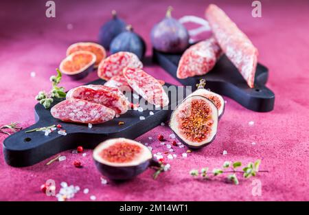 Filet de salami espagnol aux figues fraîches - saucisses fermentées naturelles et séchées Banque D'Images