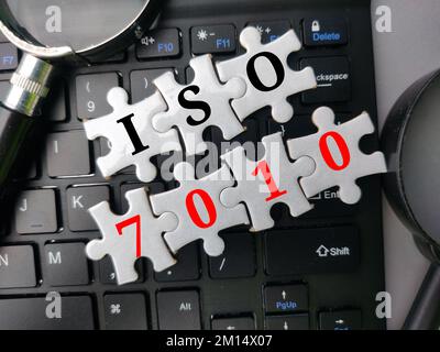 Vue de dessus du puzzle et de la loupe avec le mot ISO 7010 sur le clavier sans fil. Concept d'entreprise. Banque D'Images Vue de dessus du puzzle et de la loupe avec le mot ISO 7010 sur le clavier sans fil. Concept d'entreprise. Banque D'Images