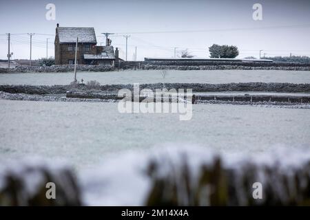 West Yorkshire, Royaume-Uni. 10th décembre 2022. Météo Royaume-Uni. Une maison isolée le matin de décembre à Queensbury, Bradford, pendant que la neige de nuit couvre les collines des Pennines tandis que les températures restent en dessous du gel au Royaume-Uni crédit: Windmill Images/Alay Live News Banque D'Images