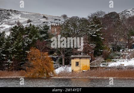 Duddingston, Thomson's Tower, Édimbourg, Écosse, Royaume-Uni 10th décembre 2022. La neige met en valeur la Tour de Thomson et Duddingston Kirk en arrière-plan, nichés derrière le jardin du Dr Neil, pour cette arnaque hivernale sur les rives du Loch de Duddingston. La température reste autour de 0 degrés centigrades. Credit: Archwhite/alamy Live news. Banque D'Images