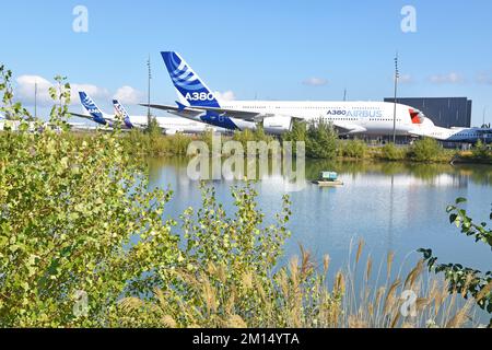 Aeroscopia, musée de l'aérospatiale, Blagnac, maison française de Concorde, bâtiment hangar incurvé, 3 Airbus exposés, A320, A340 et A380 Banque D'Images