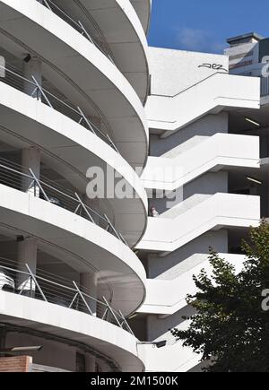 Parking de plusieurs étages Victor Hugo dans le centre de Toulouse France, balustrades sculpturales en béton peint en blanc jusqu'aux escaliers et à la rampe circulaire Banque D'Images