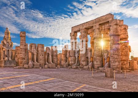 Temple de Louxor antique, statues de Ramses II debout, ruines de premier pylône, Égypte Banque D'Images