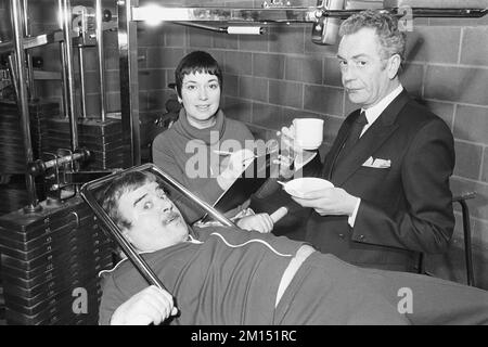 Photo du dossier datée du 13/01/1983 de (de gauche à droite) Paul Shane, Ruth Madoc et Barry Howard, stars de la série de comédies télévisées Hi-de-Hi, au Robin cousins Sports Center d'Avonmouth, pour lancer un programme visant à encourager la participation sportive pour les plus de 50s. L'actrice Ruth Madoc est décédée à l'âge de 79 ans, son agent a confirmé dans une déclaration. Date de publication : samedi 10 décembre 2022. Banque D'Images