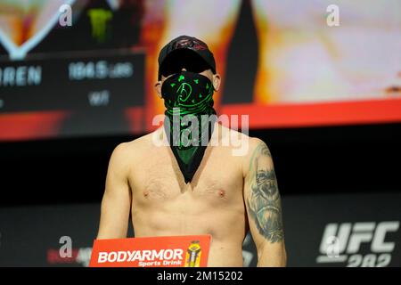 Las Vegas, États-Unis. 09th décembre 2022. LAS VEGAS, NV - 9 décembre: Darren till pas sur la balance pour le cérémonie de pesée à MGM Grand Garden Arena pour UFC 282 -Blachowicz vs Ankalaev : les pesées de cérémonie sur 9 décembre 2022 à Las Vegas, NV, États-Unis. (Photo de Louis Grasse/PxImages) crédit: PX Images/Alamy Live News Banque D'Images