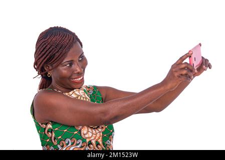 portrait d'une belle femme adulte prenant des photos sur le téléphone portable tout en souriant. Banque D'Images