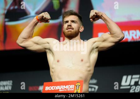 Las Vegas, États-Unis. 09th décembre 2022. LAS VEGAS, NV - 9 décembre: Edmen Shybazyan marche sur la balance pour le cérémonie de pesée à l'arène MGM Grand Garden pour UFC 282 -Blachowicz vs Ankalaev : les pesées cérémoniales sur 9 décembre 2022 à Las Vegas, NV, États-Unis. (Photo de Louis Grasse/PxImages) crédit: PX Images/Alamy Live News Banque D'Images
