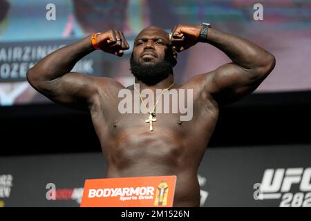 Las Vegas, États-Unis. 09th décembre 2022. LAS VEGAS, NV - 9 décembre: Jairzinho Rozenstruik marches sur la balance pour le cérémonie de pesée à l'arène MGM Grand Garden pour UFC 282 -Blachowicz vs Ankalaev : les pesées de cérémonie sur 9 décembre 2022 à Las Vegas, NV, États-Unis. (Photo de Louis Grasse/PxImages) crédit: PX Images/Alamy Live News Banque D'Images