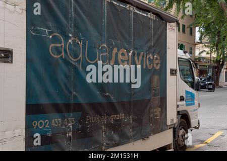 Manacor, Espagne; décembre 01 2022: Gros plan d'un camion de la compagnie de livraison d'eau embouteillée, Aquaservice, garée à Manacor, île de Majorque, Espagne Banque D'Images