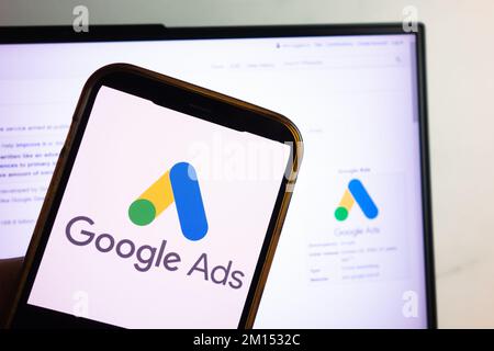 KONSKIE, POLOGNE - 17 septembre 2022: Logo Google Ads affiché sur l'écran du smartphone dans le bureau. Google Ads est un service de recherche contextuelle adver Banque D'Images