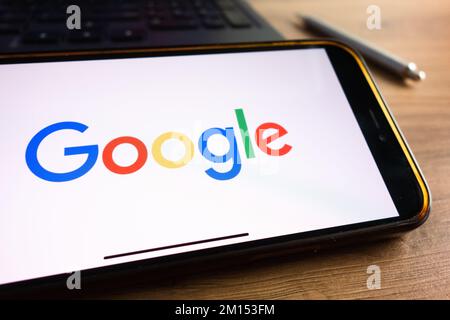 KONSKIE, POLOGNE - 17 septembre 2022: Logo Google Search affiché sur l'écran du smartphone dans le bureau. Google Search est la recherche Web la plus populaire en Banque D'Images