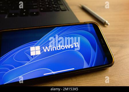 KONSKIE, POLOGNE - 17 septembre 2022 : logo Windows 11 affiché sur l'écran du smartphone au bureau. Windows 11 est la dernière version majeure de Microsof Banque D'Images