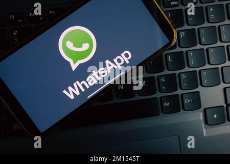 KONSKIE, POLOGNE - 17 septembre 2022 : logo WhatsApp affiché sur l'écran du smartphone au bureau. WhatsApp Messenger est un freeware et multi-plate-forme Banque D'Images