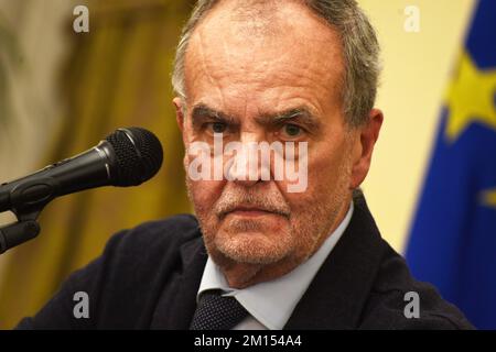 Naples, Campanie, Italie. 9th décembre 2022. Gouverneur de la région de Campanie, Vincenzo de Luca, lors de la visite du ministre des Affaires régionales et de l'autonomie, Roberto Calderoli, palais de la région de Campanie à Naples. (Credit image: © Pasquale Gargano/Pacific Press via ZUMA Press Wire) Banque D'Images