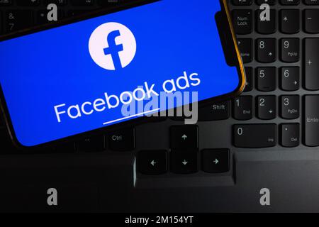 KONSKIE, POLOGNE - 17 septembre 2022: Logo de la publicité Facebook affiché sur l'écran du smartphone au bureau Banque D'Images