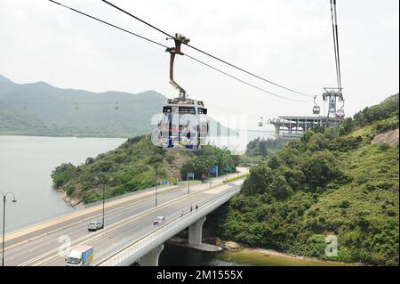 HONG KONG - 11 MAI : 11 mai 2012 du téléphérique de Ngong Ping à Hong Kong, Chine. Le Ngong Ping 360 est un projet touristique sur l'île de Lantau à Hong Kong. Banque D'Images