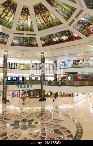 HONGKONG - 22 AVRIL : intérieur du centre commercial sur 22 avril 2014 à Hongkong, Chine. Hong Kong a beaucoup de surnoms, mais le plus célèbre est "le paradis o Banque D'Images