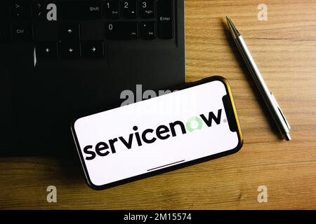 KONSKIE, POLOGNE - 17 septembre 2022 : logo ServiceNow affiché sur l'écran du smartphone au bureau. ServiceNow est une société de logiciels américaine qui de Banque D'Images