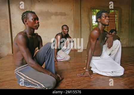 Danse contemporaine et danseurs faire de l'exercice . Une jeune danseuse africaine attrayante et athlétique à l'école de danse de Bamako, Mali, Afrique de l'Ouest. Banque D'Images