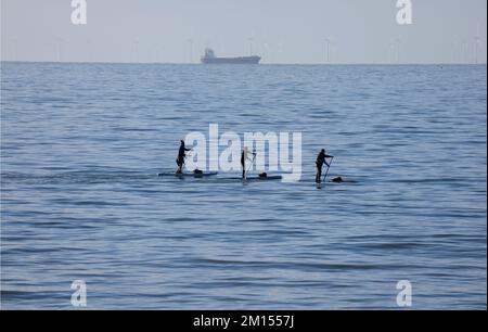 Brighton, Royaume-Uni. 10th décembre 2022. Paddle Boarders paddle sur les eaux calmes sous un beau soleil ce matin au large de la plage de Brighton. Credit: James Boardman / Alamy Live News Banque D'Images