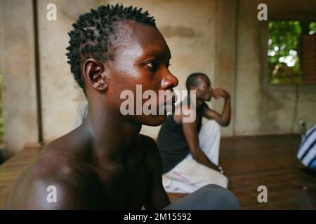 Danse contemporaine et danseurs faire de l'exercice . Une jeune danseuse africaine attrayante et athlétique à l'école de danse de Bamako, Mali, Afrique de l'Ouest. Banque D'Images