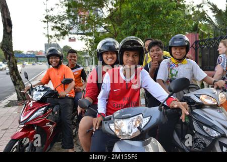 KUALA LUMPUR-AVRIL 24 : les gars posant sur des motos sur 24 avril 2014 à Kuala Lumpur, Malaisie. Motos très populaires pour le transport en Asie Banque D'Images