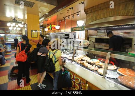 NEW YORK - SEPTEMBRE 25 : les clients de la pizzeria Sbarro sur 25 septembre 2011 à New York, Etats-Unis. Sbarro, LLC est une chaîne de restaurants de pizza qui spécial Banque D'Images