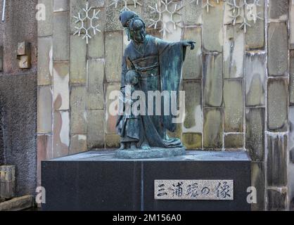 kyushu, nagasaki - déc 13 2021 : statue érigée en 1963 dans le jardin du Glover représentant la chanteuse d'opéra japonaise Tamaki Miura dans un kimono qui perfo Banque D'Images