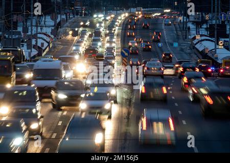 Embouteillage en ville. Voitures floues sur la rue de ville de nuit Banque D'Images