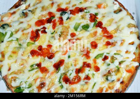 Pizza de ranch de mer avec crevettes, morceaux de crabe, sauce ranch, tranches de poivrons et mozzarella, cuisine italienne et américaine de fond, jus de viande de cabas rapide Banque D'Images