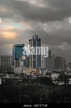 Bangkok, Thaïlande - 06 décembre 2022 : belle vue sur les bâtiments modernes de la tour en soirée. Bon moment pour attendre le coucher du soleil dernier jour de TH Banque D'Images