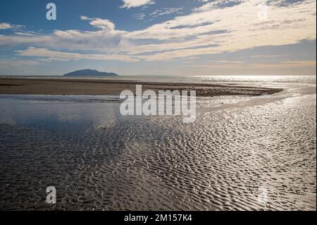 Le ruisseau Waitohu et la mer de Tasman à la plage d'Otaki à Kapiti, Nouvelle-Zélande, île de Kapiti à distance Banque D'Images