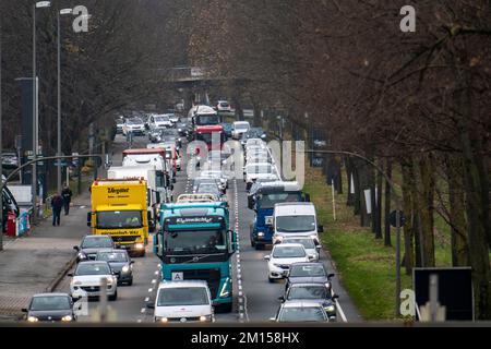 Circulation urbaine, 3 voies Westfendamm, B1 route fédérale, circulation dense, NRW, Allemagne, Dortmund, Banque D'Images