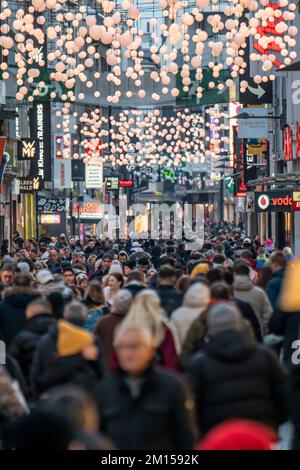 Hohe Straße à Cologne, rue commerçante principale, période d'avant Noël, zone piétonne bondée le vendredi après-midi, NRW, Allemagne Banque D'Images