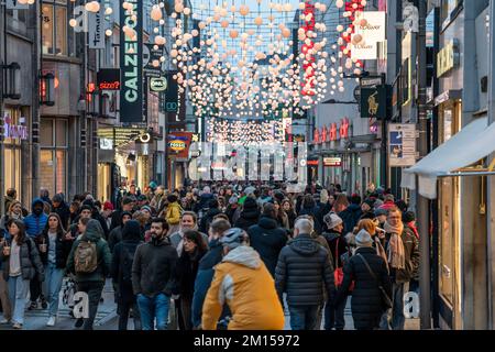 Hohe Straße à Cologne, rue commerçante principale, période d'avant Noël, zone piétonne bondée le vendredi après-midi, NRW, Allemagne Banque D'Images