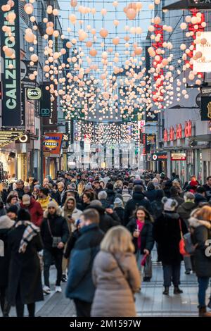 Hohe Straße à Cologne, rue commerçante principale, période d'avant Noël, zone piétonne bondée le vendredi après-midi, NRW, Allemagne Banque D'Images