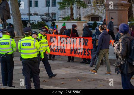 Londres, Angleterre, Royaume-Uni. 10th décembre 2022. Les militants du projet Just Stop Oil manifestent devant le Parlement britannique, défendant le droit de manifester pacifiquement. (Credit image: © Tayfun Salci/ZUMA Press Wire) Credit: ZUMA Press, Inc./Alay Live News Banque D'Images