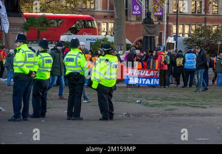 Londres, Angleterre, Royaume-Uni. 10th décembre 2022. Les militants du projet Just Stop Oil manifestent devant le Parlement britannique, défendant le droit de manifester pacifiquement. (Credit image: © Tayfun Salci/ZUMA Press Wire) Credit: ZUMA Press, Inc./Alay Live News Banque D'Images