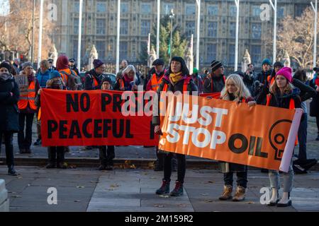 Londres, Angleterre, Royaume-Uni. 10th décembre 2022. Les militants du projet Just Stop Oil manifestent devant le Parlement britannique, défendant le droit de manifester pacifiquement. (Credit image: © Tayfun Salci/ZUMA Press Wire) Credit: ZUMA Press, Inc./Alay Live News Banque D'Images