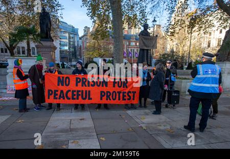 Londres, Angleterre, Royaume-Uni. 10th décembre 2022. Les militants du projet Just Stop Oil manifestent devant le Parlement britannique, défendant le droit de manifester pacifiquement. (Credit image: © Tayfun Salci/ZUMA Press Wire) Credit: ZUMA Press, Inc./Alay Live News Banque D'Images