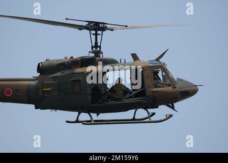 Préfecture de Shizuoka, Japon - 10 juillet 2011 : hélicoptère utilitaire Iroquois Bell UH-1J de la Force d'autodéfense terrestre du Japon. Banque D'Images