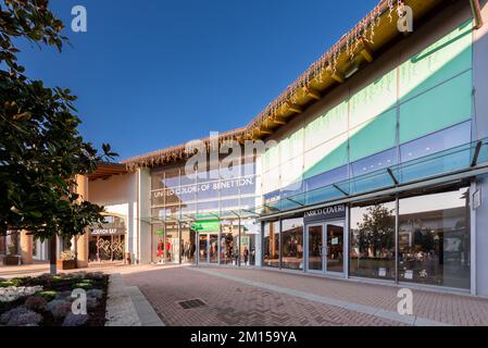 Mondovì, Cuneo, Italie - 07 décembre 2022: Enrico Cosi vêtements haut de gamme magasin de mode et couleurs unies de Benetton grand magasin à Mondovic Banque D'Images