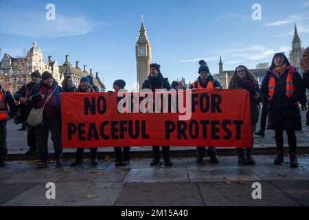 Londres, Angleterre, Royaume-Uni. 10th décembre 2022. Les militants du projet Just Stop Oil manifestent devant le Parlement britannique, défendant le droit de manifester pacifiquement. (Credit image: © Tayfun Salci/ZUMA Press Wire) Credit: ZUMA Press, Inc./Alay Live News Banque D'Images