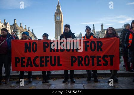 Londres, Angleterre, Royaume-Uni. 10th décembre 2022. Les militants du projet Just Stop Oil manifestent devant le Parlement britannique, défendant le droit de manifester pacifiquement. (Credit image: © Tayfun Salci/ZUMA Press Wire) Credit: ZUMA Press, Inc./Alay Live News Banque D'Images