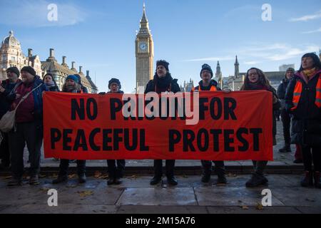 Londres, Angleterre, Royaume-Uni. 10th décembre 2022. Les militants du projet Just Stop Oil manifestent devant le Parlement britannique, défendant le droit de manifester pacifiquement. (Credit image: © Tayfun Salci/ZUMA Press Wire) Credit: ZUMA Press, Inc./Alay Live News Banque D'Images