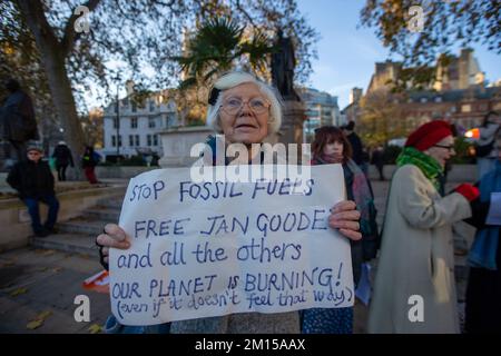 Londres, Angleterre, Royaume-Uni. 10th décembre 2022. Les militants du projet Just Stop Oil manifestent devant le Parlement britannique, défendant le droit de manifester pacifiquement. (Credit image: © Tayfun Salci/ZUMA Press Wire) Credit: ZUMA Press, Inc./Alay Live News Banque D'Images