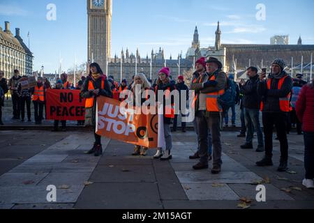 Londres, Angleterre, Royaume-Uni. 10th décembre 2022. Les militants du projet Just Stop Oil manifestent devant le Parlement britannique, défendant le droit de manifester pacifiquement. (Credit image: © Tayfun Salci/ZUMA Press Wire) Credit: ZUMA Press, Inc./Alay Live News Banque D'Images