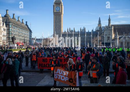 Londres, Angleterre, Royaume-Uni. 10th décembre 2022. Les militants du projet Just Stop Oil manifestent devant le Parlement britannique, défendant le droit de manifester pacifiquement. (Credit image: © Tayfun Salci/ZUMA Press Wire) Credit: ZUMA Press, Inc./Alay Live News Banque D'Images