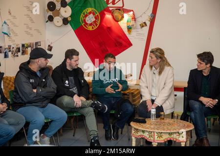 Anvers, Belgique. 10th décembre 2022. Annelies Verlinden, ministre de l'intérieur, et Benjamin Dalle, ministre flamand de la Jeunesse, des médias et des Affaires bruxelloises, ont pris la photo lors d'une rencontre entre le ministre Verlinden, la police, le Conseil flamand de la Jeunesse, des délégués et des volontaires d'organisations de jeunesse dans le cadre de discussions sur le maintien du calme pendant les matchs de la coupe du monde, samedi 10 décembre 2022 À Anvers. Il existe à Anvers une initiative unique entre les organisations de jeunesse, les médiateurs, les bénévoles et la police, par laquelle ils s'engagent dans le dialogue pour aider à maintenir le calme pendant les matchs. BELGA PHOTO NICOLAS MAET Banque D'Images